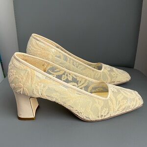 Studio Roma Ivory Mesh Flocked Fabric Floral Design Wide Heel Leather SoleSize 9